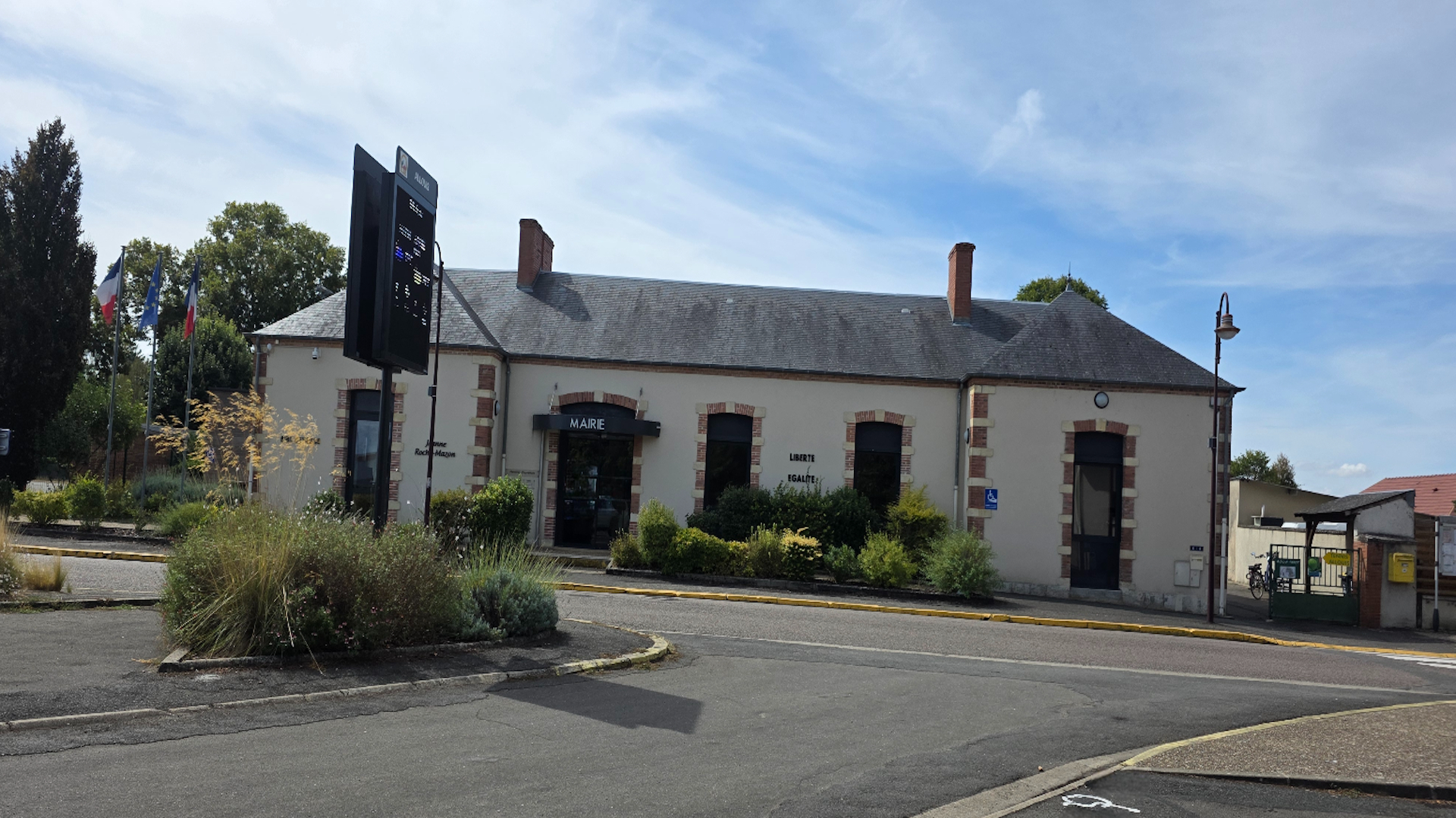 Mairie d’Allouis — vue d’ensemble