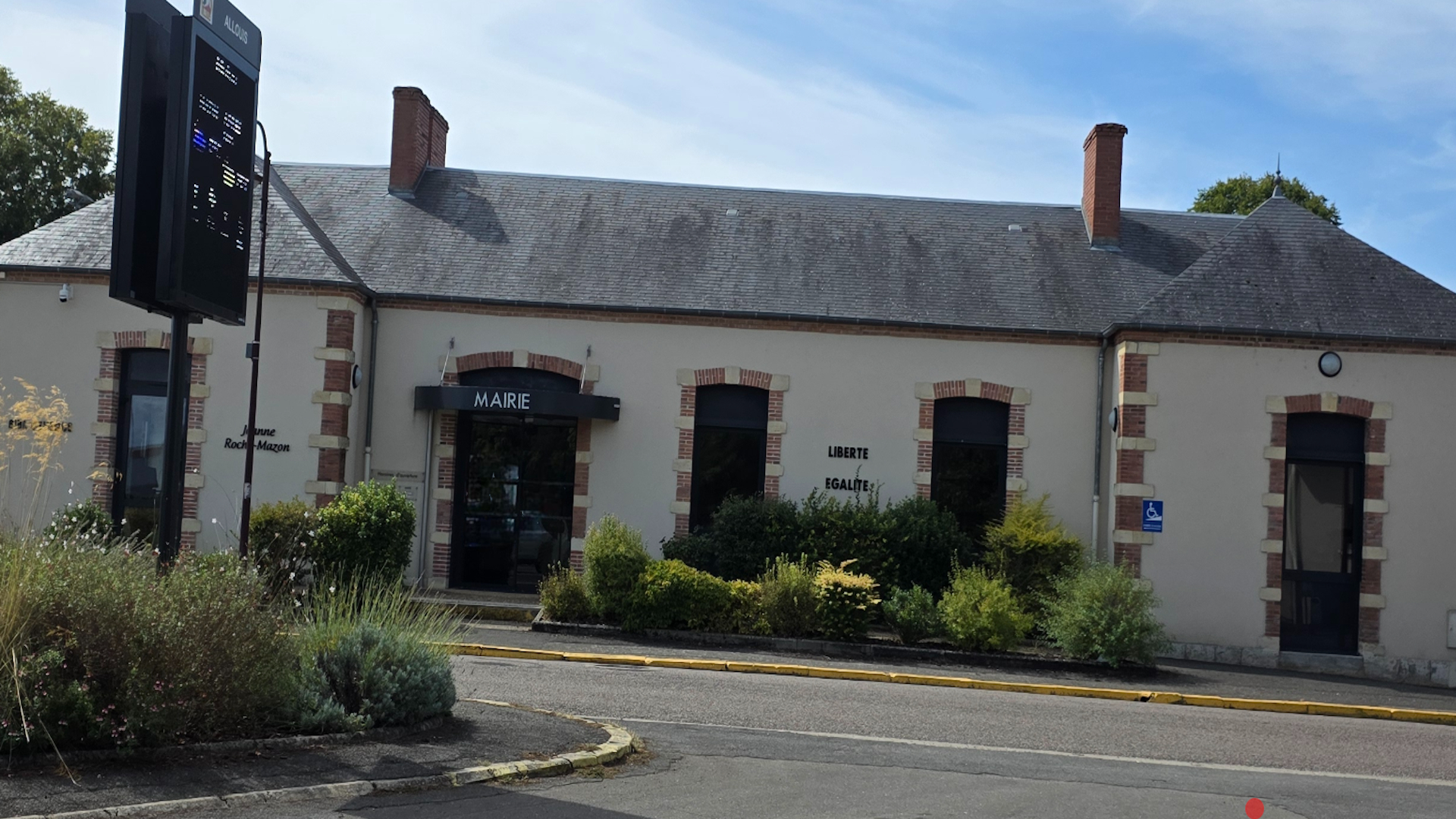 Mairie d’Allouis — vue rapprochée